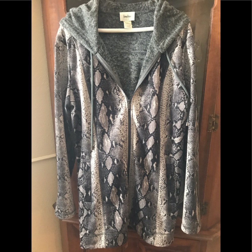 Women’s jacket w/ hood